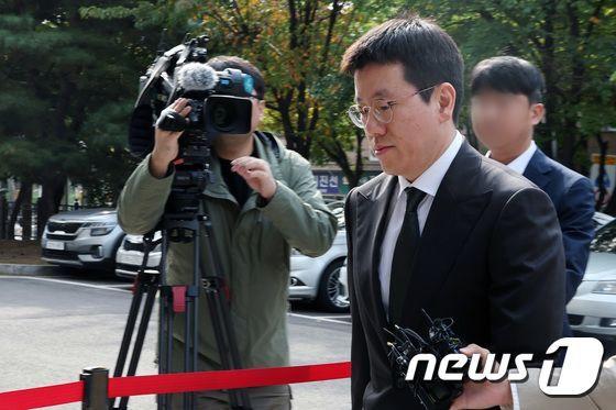 본문 이미지 - 주가 시세조종 관여 의혹이 제기된 배재현 카카오 투자총괄대표가 18일 오후 구속 전 피의자심문(영장실질심사)을 받기 위해 서울 남부지방법원에 출석하고 있다. 2023.10.18/뉴스1 ⓒ News1 이동해 기자