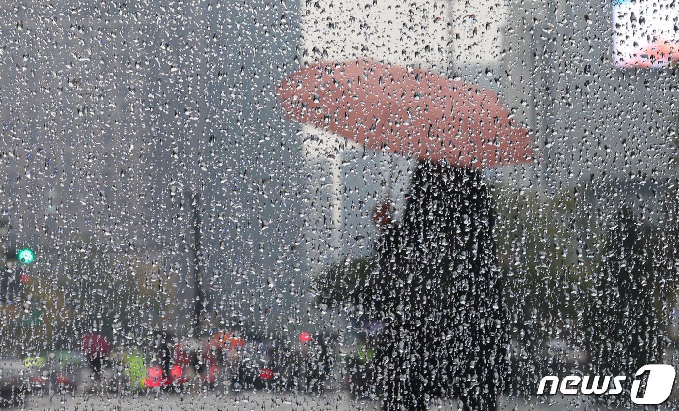 본문 이미지 - 가을비가 내리는 19일 오전 서울 종로구 광화문네거리에서 우산을 쓴 시민들이 출근길 발걸음을 재촉하고 있다. 2023.10.19/뉴스1 ⓒ News1 김도우 기자