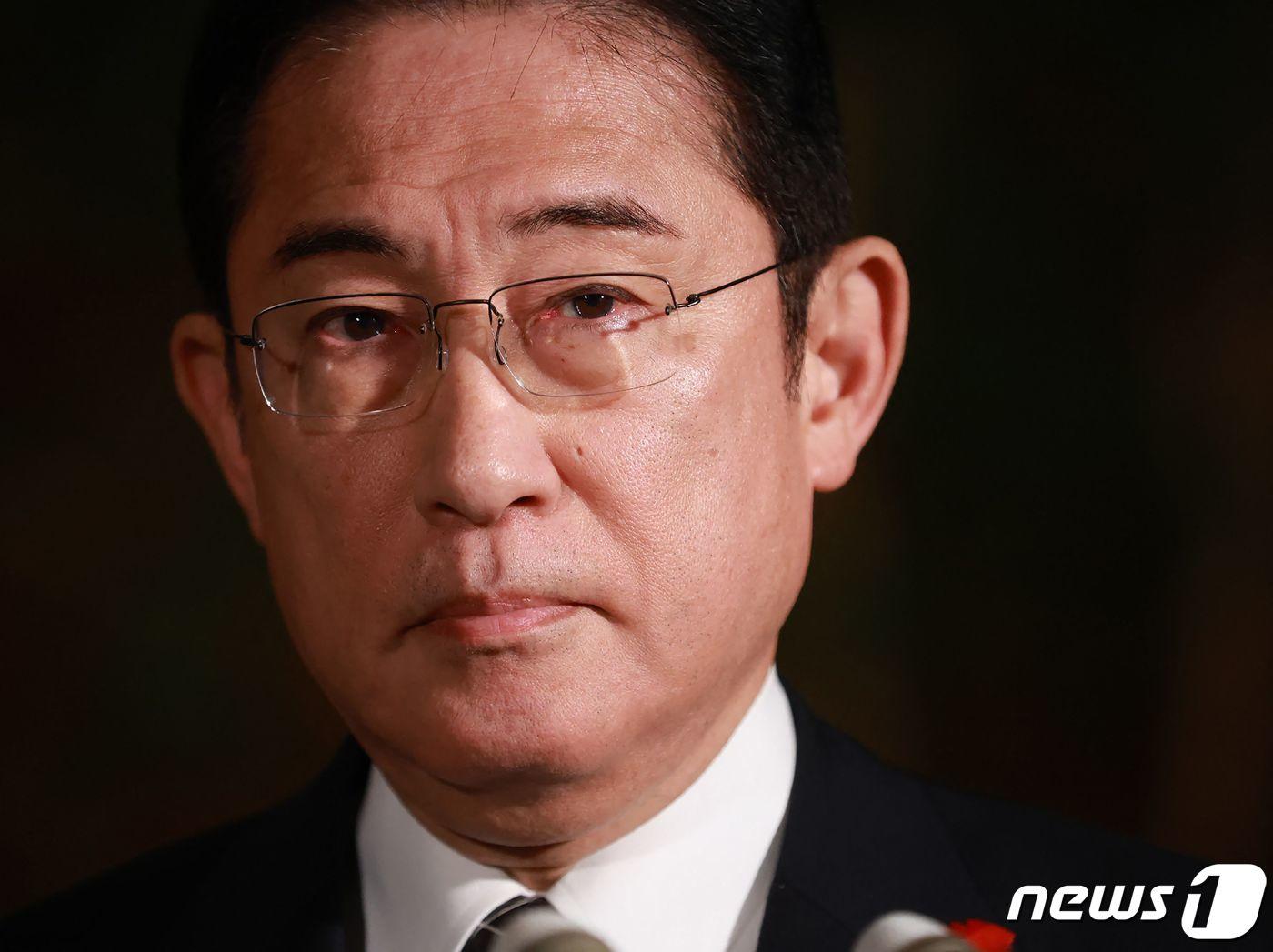 본문 이미지 - 12일 일본 도쿄 총리 관저에서 기시다 후미오 총리가 언론 인터뷰를 진행 중이다. 2023.10.12/ ⓒ AFP=뉴스1 ⓒ News1 권진영 기자