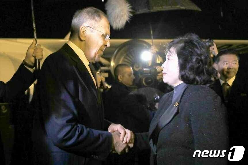 본문 이미지 - (평양 노동신문=뉴스1) = 최선희 북한 외무상(오른쪽)과 세르게이 라브로프 러시아 외교장관. [국내에서만 사용가능. 재배포 금지. DB 금지. For Use Only in the Republic of Korea. Redistribution Prohibited] rodongphoto@news1.kr