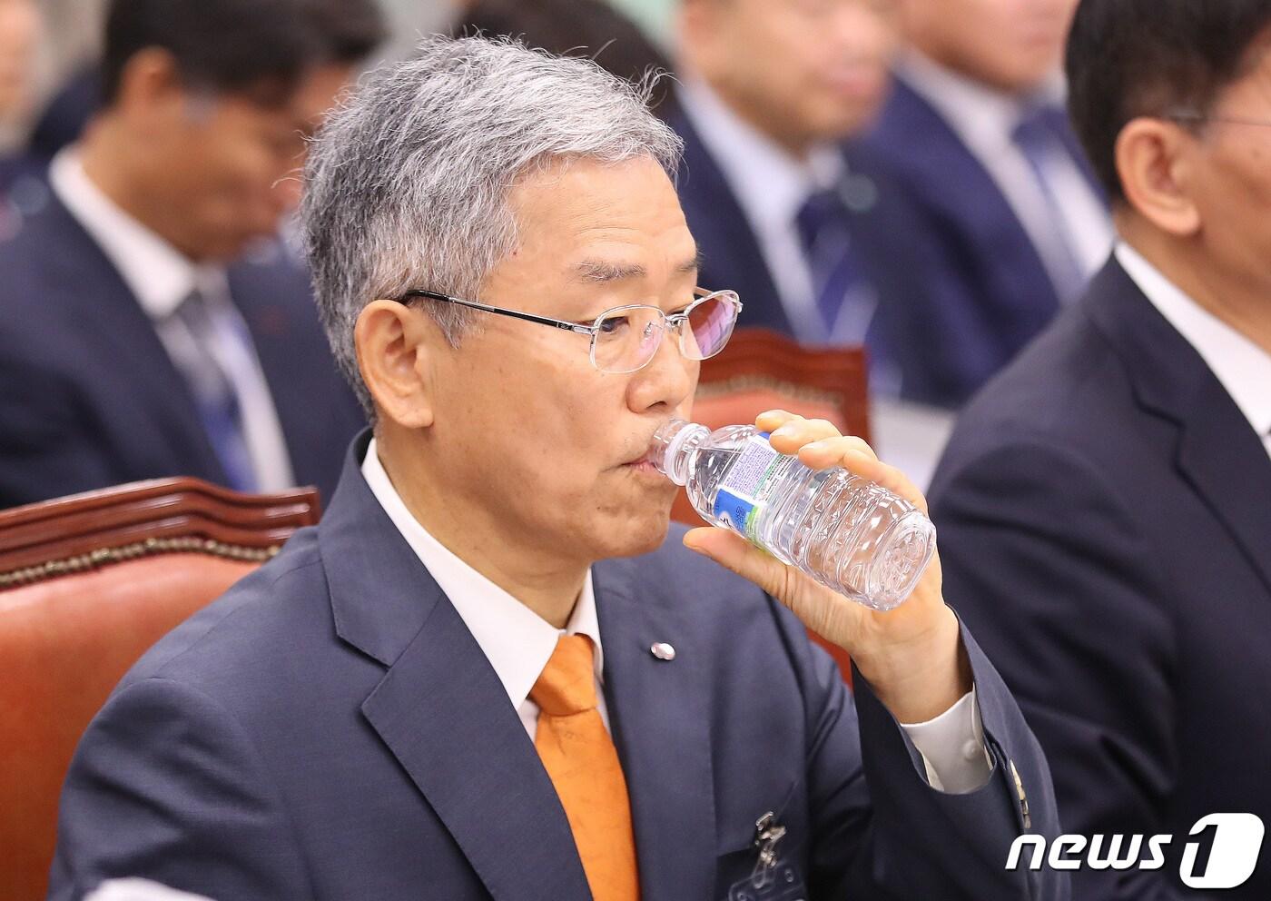 본문 이미지 - 김동철 한국전력공사 사장이 19일 서울 여의도 국회에서 열린 산업통상자원중소벤처기업위원회의 한국전력공사, 한국수력원자력, 한국전력거래소 등에 대한 국정감사에서 물을 마시고 있다. 2023.10.19/뉴스1 ⓒ News1 임세영 기자