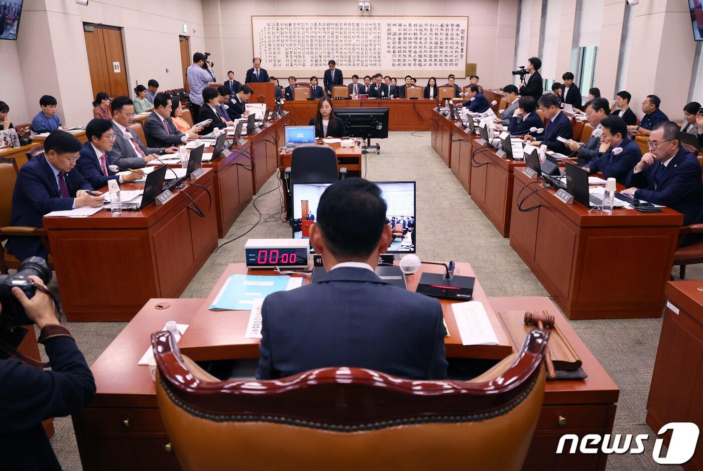 본문 이미지 - 이완규 법제처장이 19일 서울 여의도 국회에서 열린 법제사법위원회의 법제처에 대한 국정감사에서 업무보고를 하고 있다. 2023.10.19/뉴스1 ⓒ News1 송원영 기자