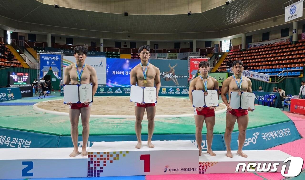 본문 이미지 - 충북 증평군청 인삼씨름단 소속 손희찬이 전남에서 열린 전국체육대회에서 금메달을 획득했다.(증평군 제공)/뉴스1