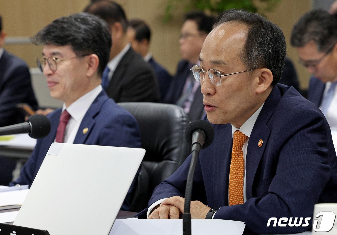 본문 이미지 - 추경호 경제부총리 겸 기획재정부 장관이 19일 오전 정부세종청사 중앙동에서 열린 국회 기획재정위원회의 기재부에 대한 국정감사에서 의원 질의에 답변 하고 있다. 2023.10.19/뉴스1 ⓒ News1 장수영 기자