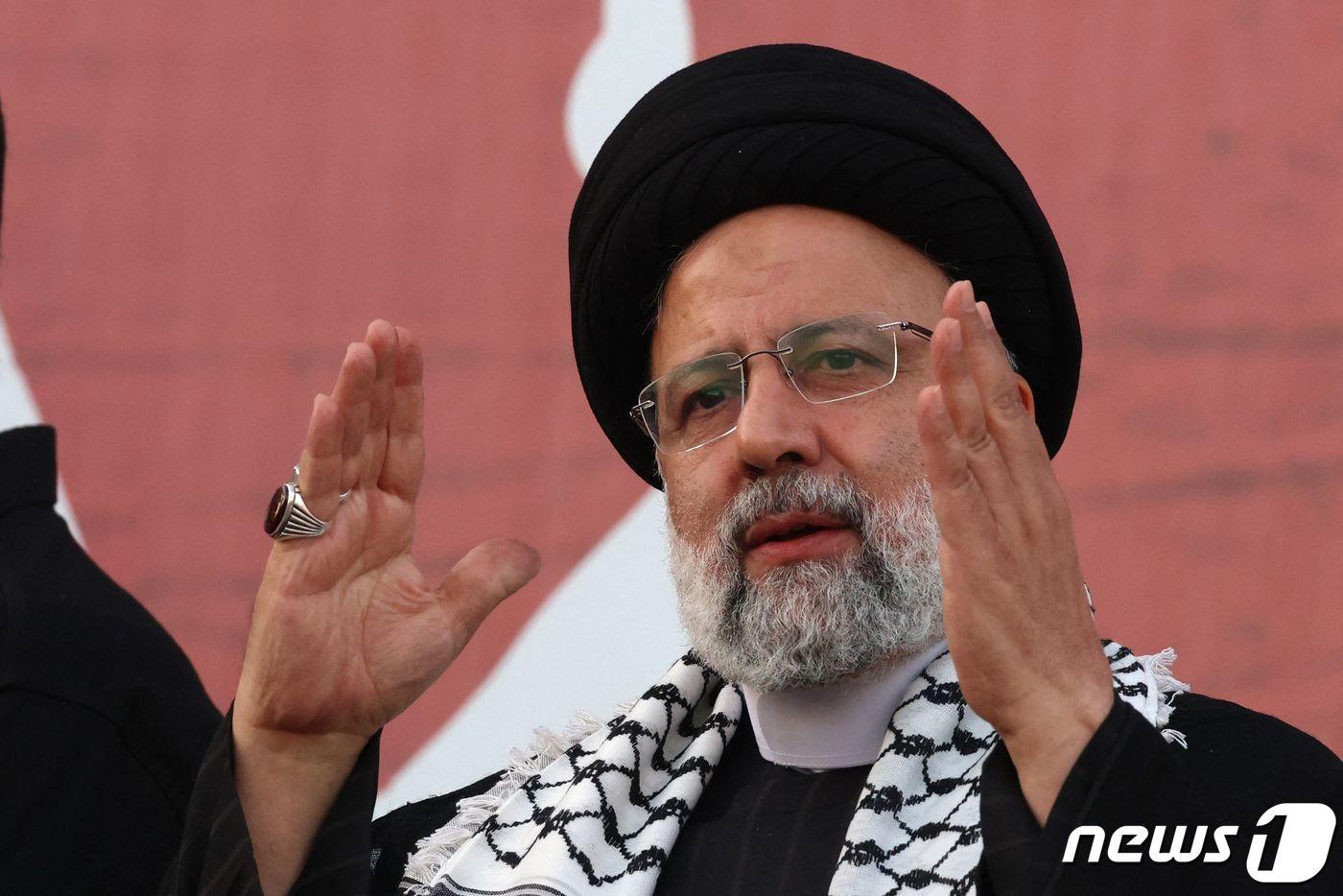에브라힘 라이시 이란 대통령이 18일(현지시각) 테헤란의 혁명 광장에서 열린 반이스라엘 집회에 참석해 연설을 갖고 “전 세계 사람들은 미국을 이스라엘의 공범으로 생각한다”고 비난하고 있다. 2023.10.19 ⓒ AFP=뉴스1 ⓒ News1 우동명 기자