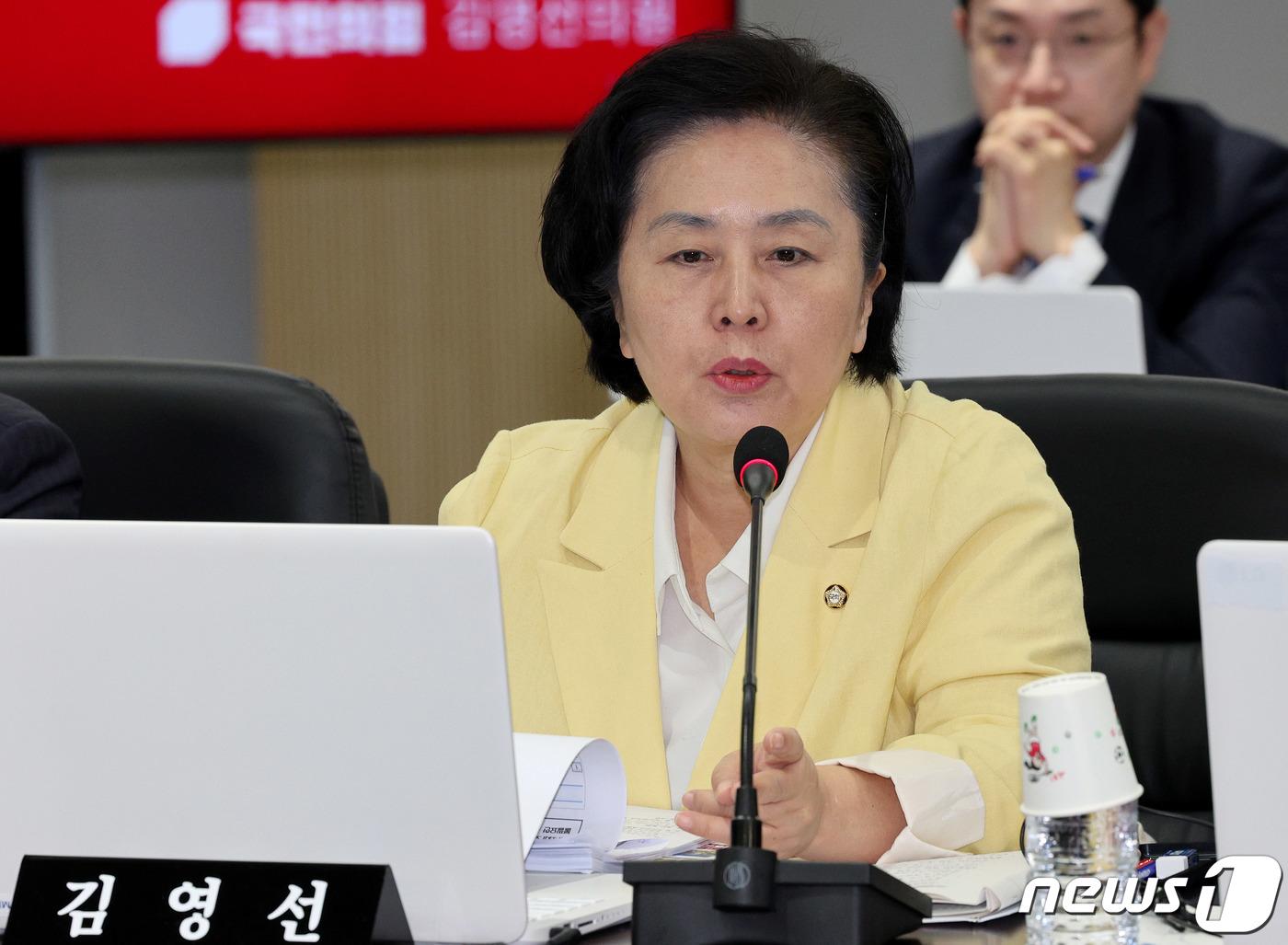 본문 이미지 - 김영선 국민의힘 의원이 19일 오전 정부세종청사 중앙동에서 열린 국회 기획재정위원회의 기재부에 대한 국정감사에서 질의를 하고 있다. 2023.10.19/뉴스1 ⓒ News1 장수영 기자