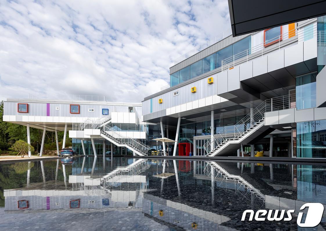 본문 이미지 - 제15회 경남도 건축상 대상으로 선정된 사천시 용현면 용남고등학교 모습(경남도 제공).