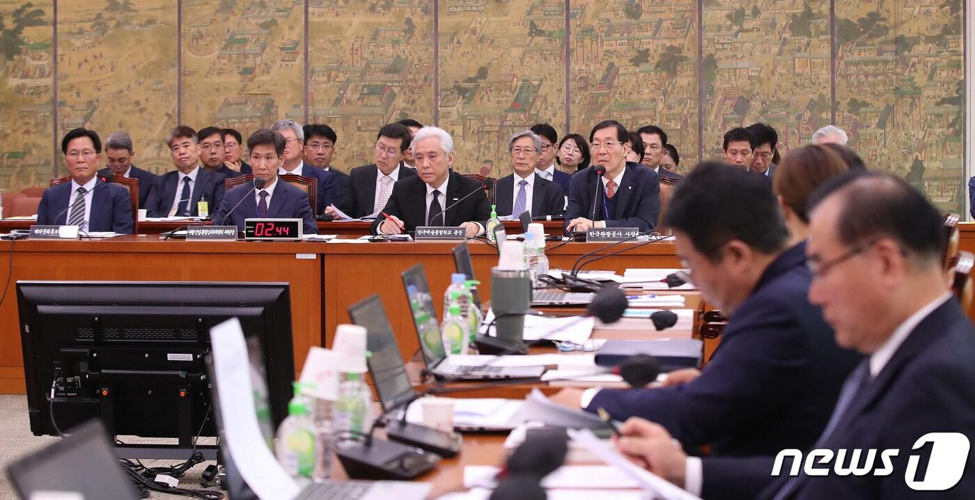 본문 이미지 - 김장실 한국관광공사 사장이 19일 오전 서울 여의도 국회에서 열린 문화체육관광위원회의 한국관광공사, 사행산업통합감독위원회, 한국예술종합학교 등에 대한 국정감사에서 의원들의 질의에 답하고 있다. 오른쪽부터 김 사장, 김대진 한국예술종합학교 총장, 오균 사행산업통합감독위원회 위원장, 김장호 해외문화홍보원장. 2023.10.19/뉴스1 ⓒ News1 임세영 기자