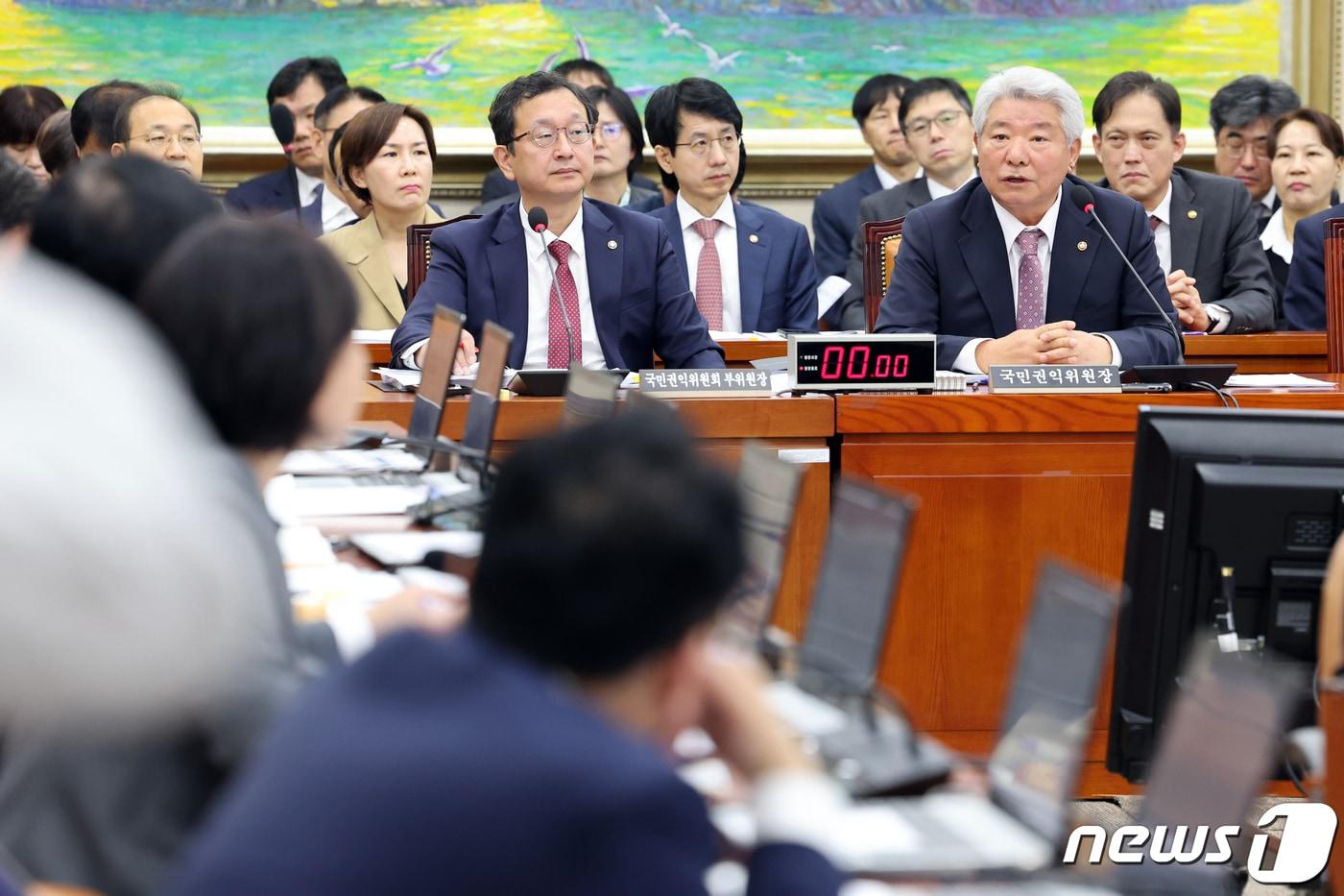 김홍일 국민권익위원회 위원장이 19일 서울 여의도 국회에서 열린 정무위원회의 국민권익위원회·개인정보위원회에 대한 국정감사에서 의원 질의에 답하고 있다. 2023.10.19/뉴스1 ⓒ News1 황기선 기자