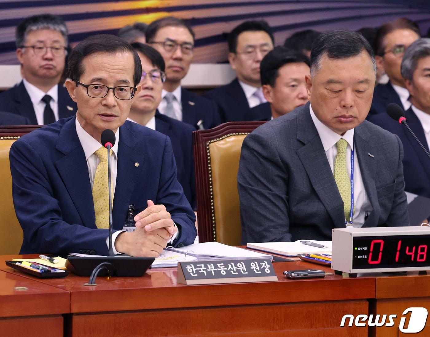 본문 이미지 - 손택락 한국부동산원 원장이 19일 서울 여의도 국회에서 열린 국토교통위원회의 한국부동산원, 주택도시보증공사 등에 대한 국정감사에서 의원들의 질의에 답변하고 있다. 2023.10.19/뉴스1 ⓒ News1 송원영 기자