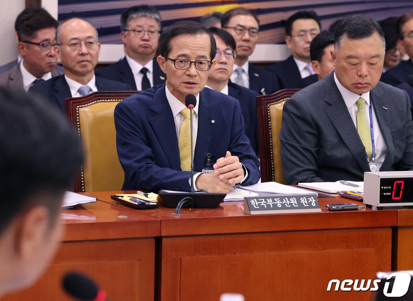 본문 이미지 - 손택락 한국부동산원 원장이 19일 서울 여의도 국회에서 열린 국토교통위원회의 한국부동산원, 주택도시보증공사 등에 대한 국정감사에서 의원들의 질의에 답변하고 있다. 2023.10.19/뉴스1 ⓒ News1 송원영 기자