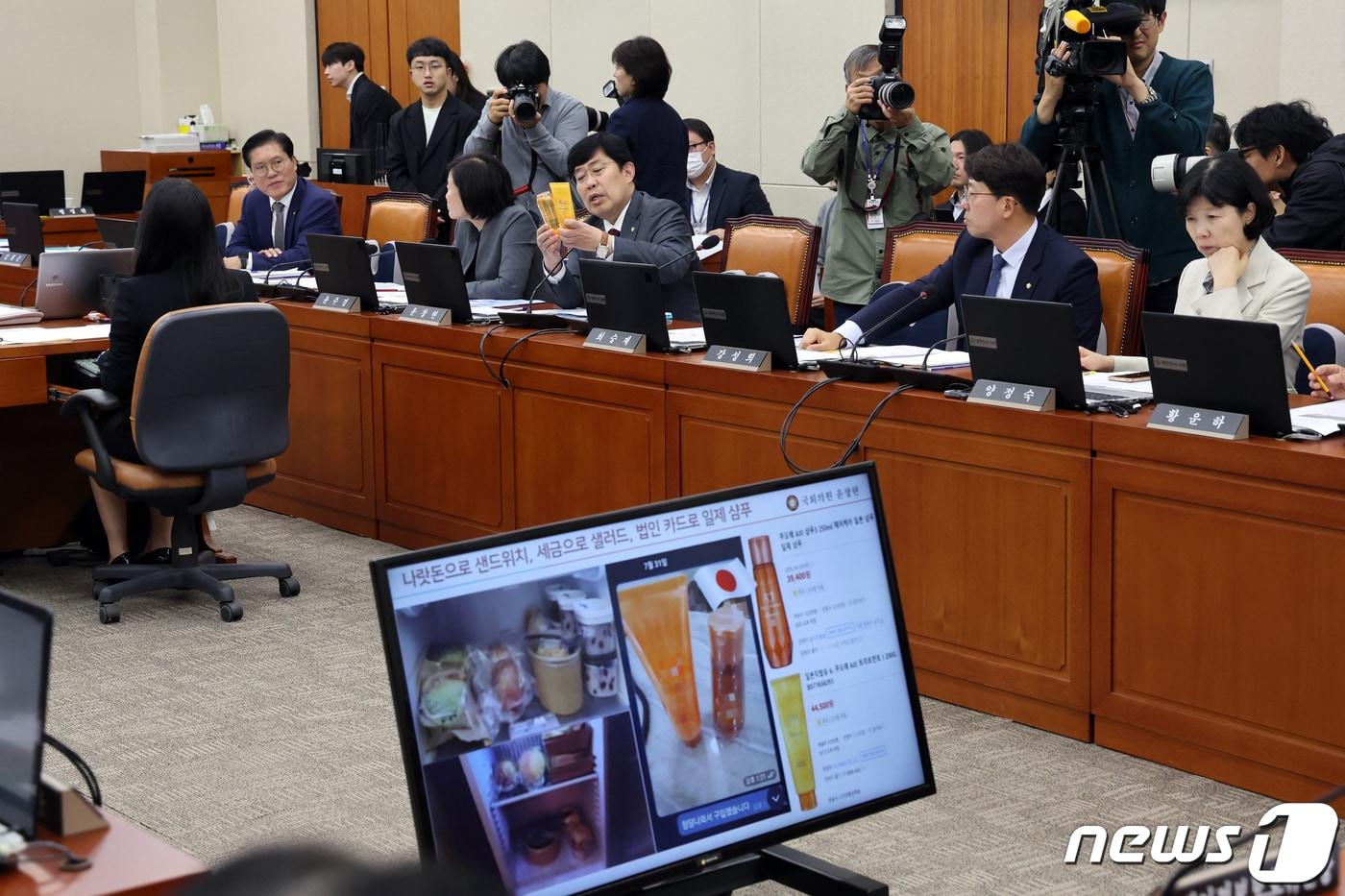 본문 이미지 - 윤창현 국민의힘 의원이 19일 서울 여의도 국회에서 열린 정무위원회의 국민권익위원회·개인정보위원회에 대한 국정감사에서 이재명 더불어민주당 대표가 과거에 구매했다는 일본제 샴푸와 트리트먼트를 들고 김홍일 국민권익위원회 위원장에게 '이 대표 법카 의혹'을 질의하고 있다. 2023.10.19/뉴스1 ⓒ News1 황기선 기자