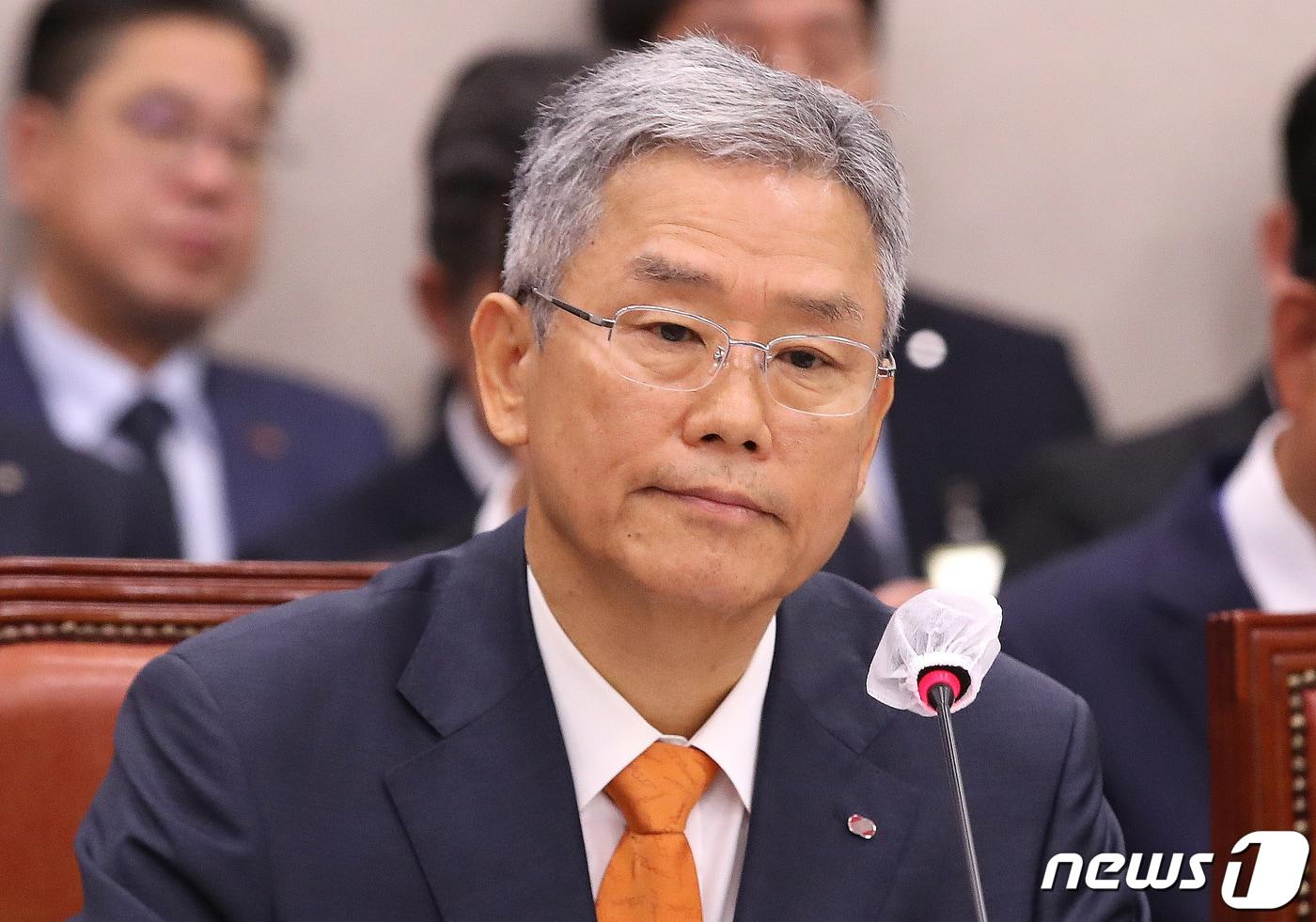 본문 이미지 - 김동철 한국전력공사 사장이 서울 여의도 국회에서 열린 산업통상자원중소벤처기업위원회의 한국전력공사, 한국수력원자력, 한국전력거래소 등에 대한 국정감사에서 의원들의 질의를 경청하고 있다. 2023.10.19/뉴스1 ⓒ News1 임세영 기자