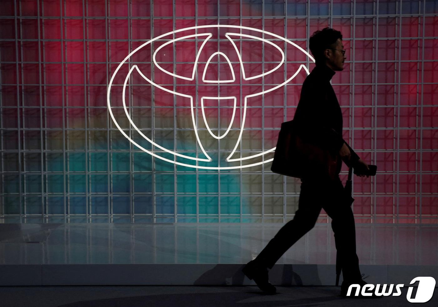 일본 도쿄에서 한 남성이 도요타 로고를 지나쳐 걸어가고 있다. 2019.10.24/ ⓒ 로이터=뉴스1 