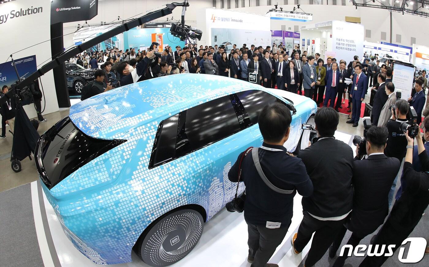 본문 이미지 - 대구시는 11일 산업통상자원부의 '실도로 인프라 연계 자율주행 오픈이노베이션 생태계 구축' 과제 공모사업에 선정됐다고 밝혔다. 사진은 2023년 10월 대구에서 열린 '2023 대한민국 미래모빌리티 엑스포'. (사진은 기사 내용과 무관함) 2023.10.19/뉴스1 ⓒ News1 자료 사진