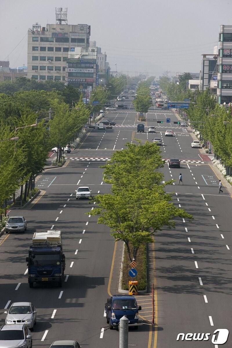 본문 이미지 - 전북 군산시가 오는 2027년까지 노후 가로등 6500여개를 고효율 LED로 교체한다.(군산시 제공) 2023.10.19/뉴스1