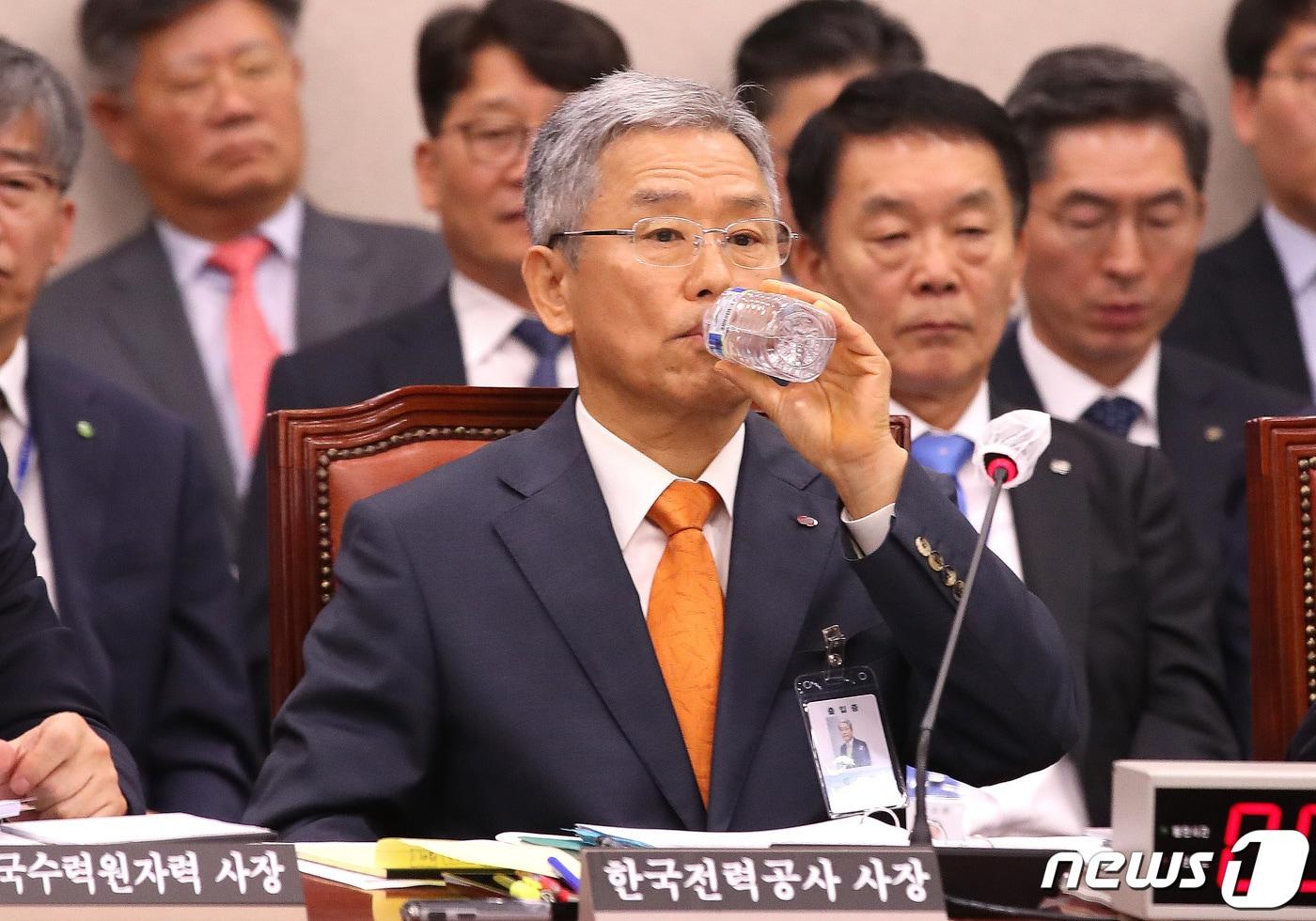 본문 이미지 - 김동철 한국전력공사 사장이 19일 서울 여의도 국회에서 열린 산업통상자원중소벤처기업위원회의 한국전력공사, 한국수력원자력, 한국전력거래소 등에 대한 국정감사에서 물을 마시고 있다. 2023.10.19/뉴스1 ⓒ News1 임세영 기자