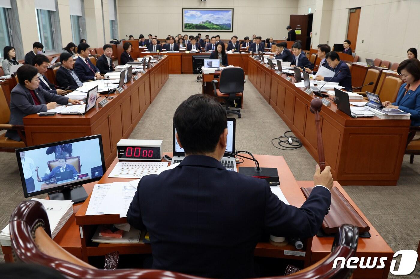 본문 이미지 - 박정 국회 환노위원장이 19일 서울 여의도 국회에서 열린 환경노동위원회의 중앙환경분쟁조정위원회 등에 대한 국정감사에서 의사봉을 두드리고 있다. 2023.10.19/뉴스1 ⓒ News1 황기선 기자