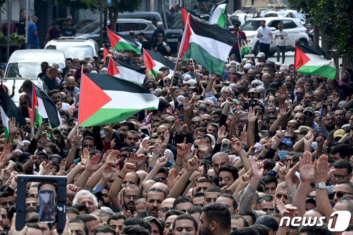 지난달 18일(현지시간) 요르단강 서안지구 라말라에서 팔레스타인 사람들이 가자지구 병원 폭발에 항의하는 시위를 벌이는 모습. 23.10.18 ⓒ AFP=뉴스1 ⓒ News1 김예슬 기자