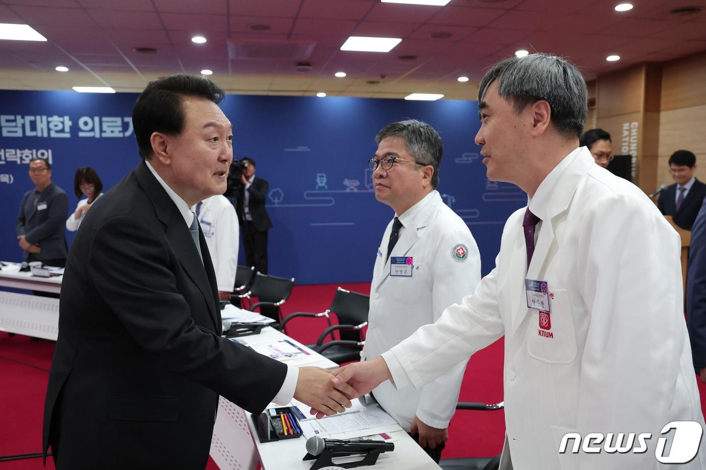 본문 이미지 - 윤석열 대통령이 19일 충북 청주시 충북대 개신문화관에서 열린 생명과 지역을 살리는 필수의료혁신 전략회의에서 양동헌 경북대학교 병원장과 악수하고 있다. (대통령실 제공) 2023.10.19/뉴스1 ⓒ News1 오대일 기자