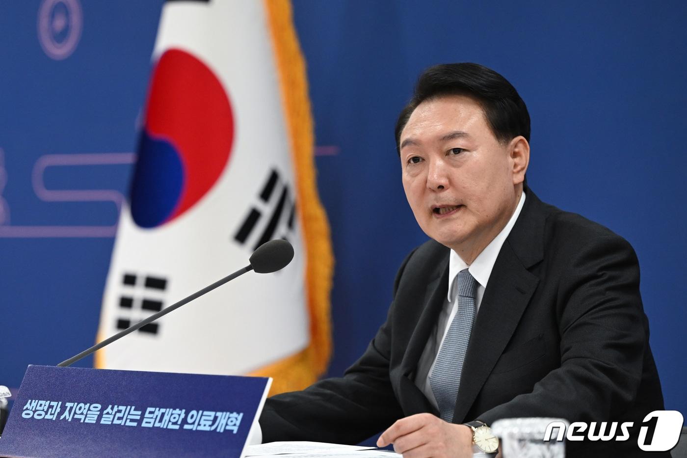 본문 이미지 - 윤석열 대통령이 19일 충북 청주시 충북대 개신문화관에서 열린 '생명과 지역을 살리는 필수의료혁신 전략회의'에서 모두발언을 하고 있다. (대통령실 제공) 2023.10.19/뉴스1 ⓒ News1 오대일 기자