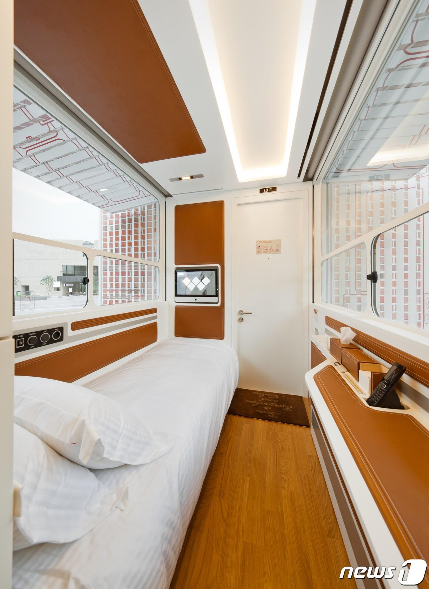 본문 이미지 - 움직이는 트럭 형태로 제작된 틈새호텔 전시.(광주비엔날레 제공)2023.10.19/뉴스1 