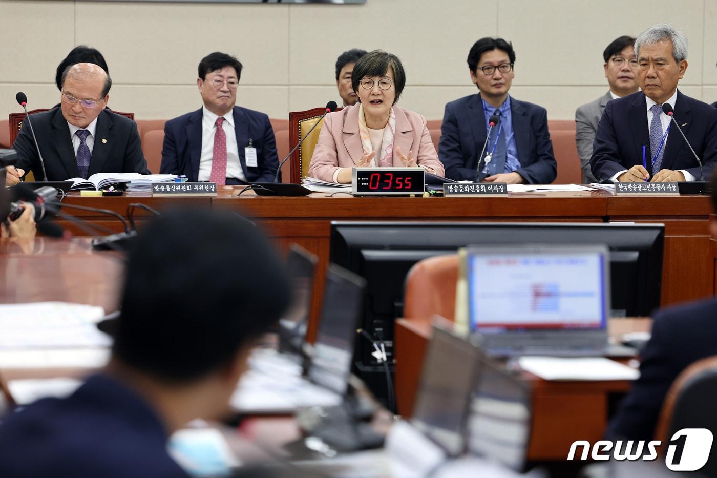 본문 이미지 - 권태선 방송문화진흥회 이사장이 19일 서울 여의도 국회에서 열린 과학기술정보방송통신위원회의 방송문화진흥회 등에 대한 국정감사에서 의원 질의에 답하고 있다. 2023.10.19/뉴스1 ⓒ News1 황기선 기자
