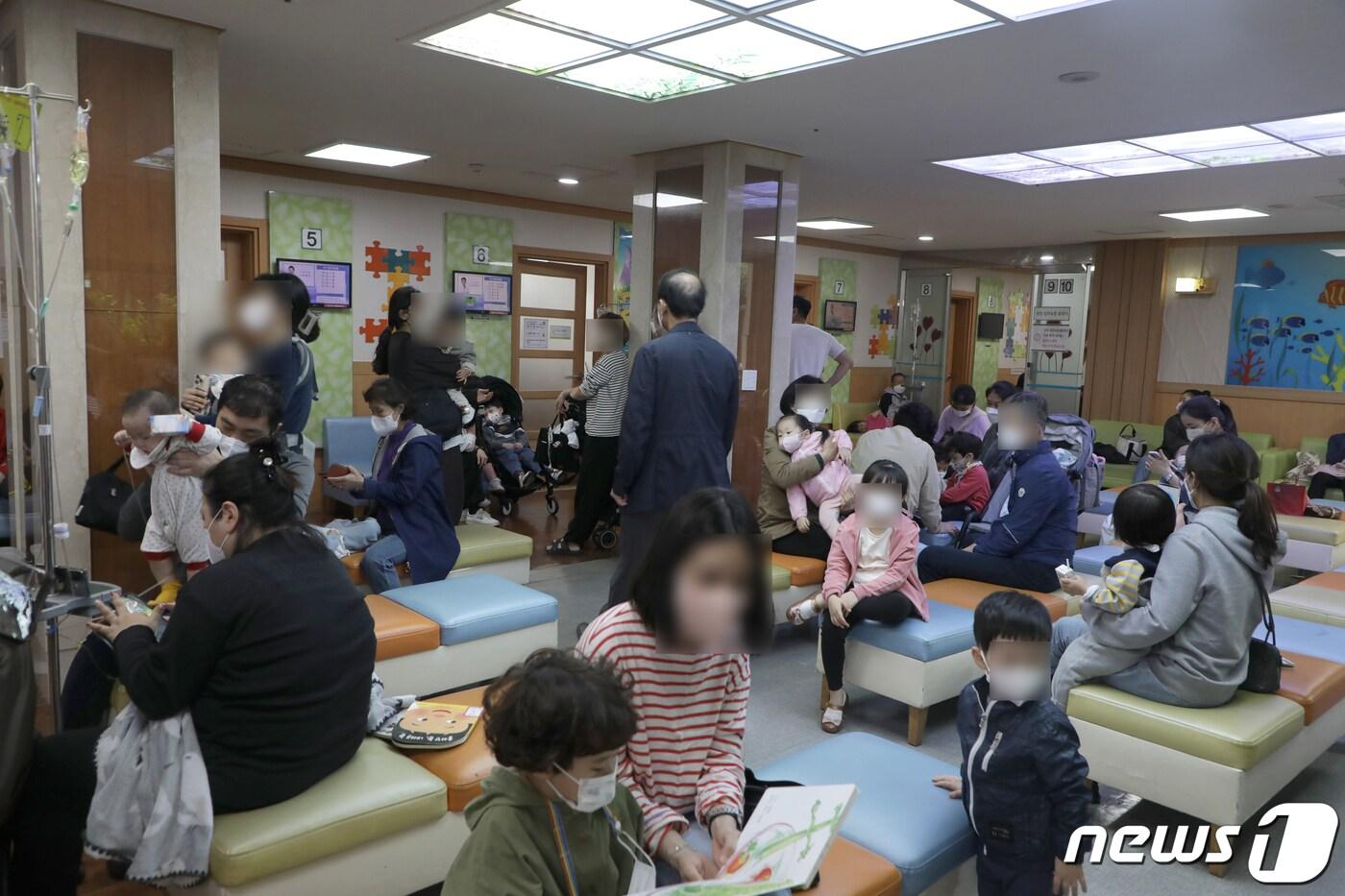 본문 이미지 - 붐비는 소아과 병동 대기공간. / 뉴스1 ⓒ News1