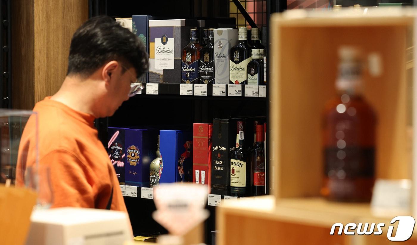 서울 중구 롯데마트 보틀벙커 서울역점에서 위스키가 진열돼 있다.(사진은 기사 내용과 무관함) 2023.10.19/뉴스1 ⓒ News1 김성진 기자