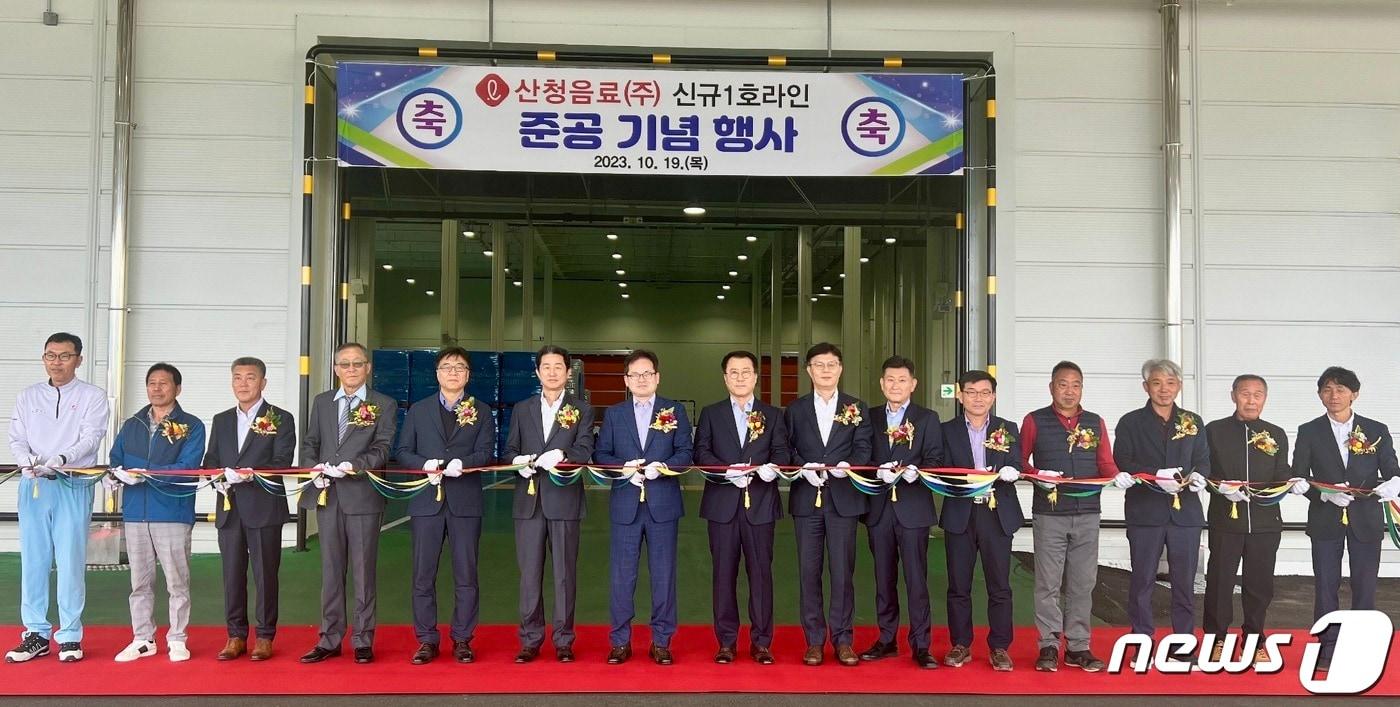 본문 이미지 - (왼쪽부터) 방강수 산청음료 공장장, 허영찬 동신마을 이장, 박명규 산청군농협 지점장, 신태군 동인건설 부사장, 이덕용 롯데칠성음료 SCM본부장, 장학영 롯데칠성음료 생산본부장, 박윤기 롯데칠성음료 대표이사, 정찬우 산청음료 대표이사, 나한채 롯데칠성음료 음료영업본부장, 김진용 KHS 대표이사, 김재명 산청군 시천면장, 최종근 서신마을 이장, 이호태 시천면 이장협의회 회장, 하정수 국동마을 이장, 최백림 산청군농협 덕산지점 차장이 기념촬영을 하고 있다.(롯데칠성음료 제공)