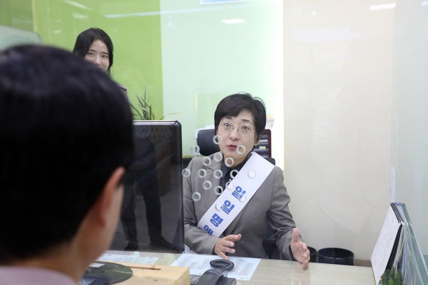 이순열 세종시의회의장이 19일 국민건강보험공단 제종지사 1일 명예지사장으로 위촉돼 민원인과 상담하고 있다. (세종시의회 제공) / 뉴스1