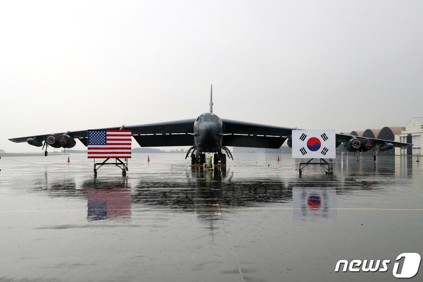 본문 이미지 - 19일 충북 청주시 한 공군기지에 미 공군의 전략폭격기 B-52H 스트래토포트리스가 주기돼 있다. (국방일보 제공) 2023.10.19/뉴스1
