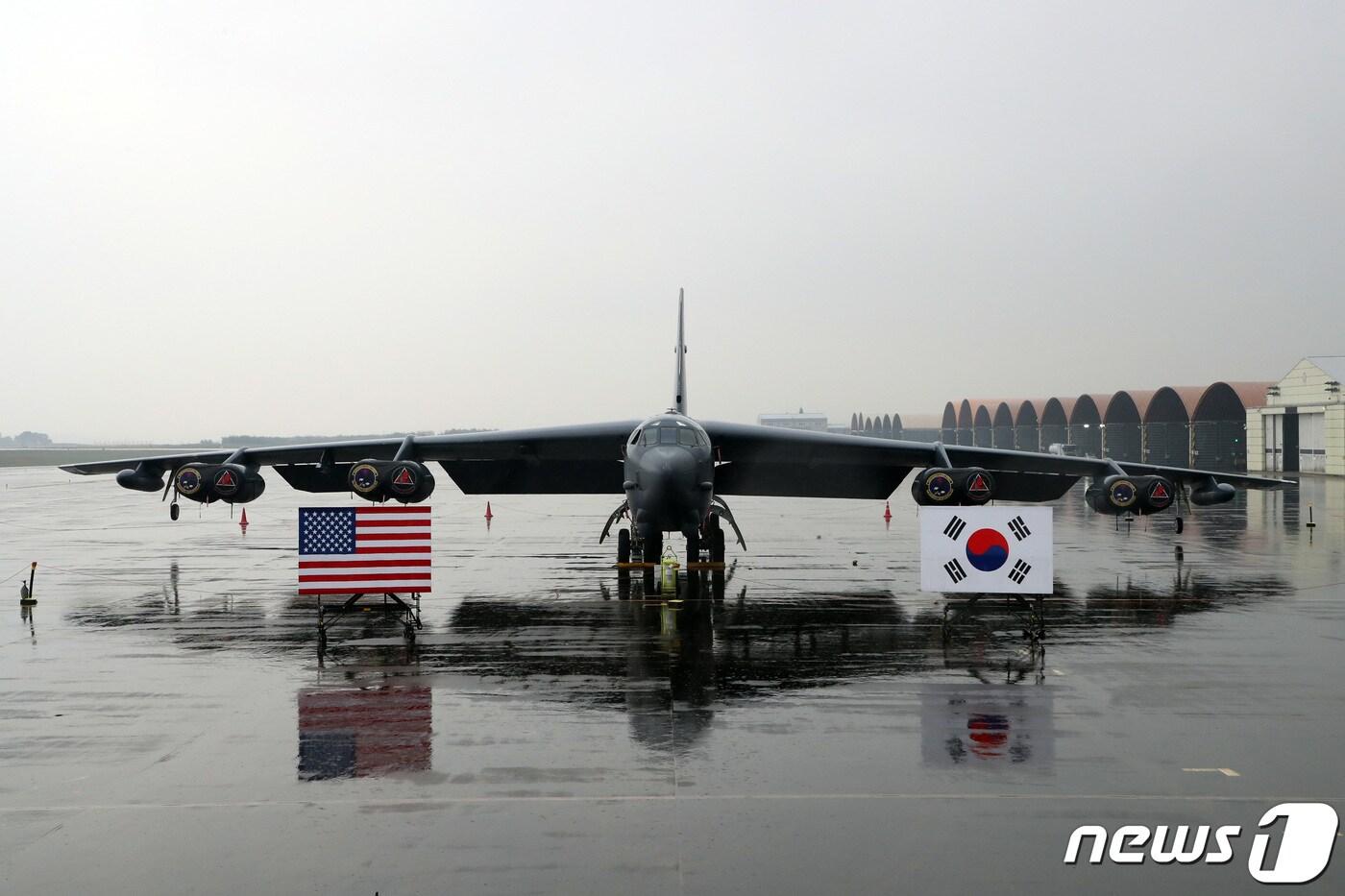 본문 이미지 - 지난 19일 충북 청주시 한 공군기지에 미 공군의 전략폭격기 B-52H 스트래토포트리스가 주기돼 있다. (국방일보 제공) 2023.10.19/뉴스1