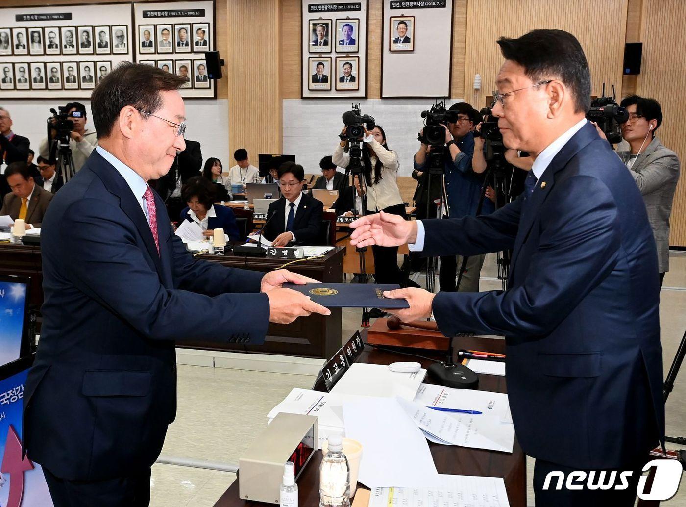 본문 이미지 - 유정복 인천시장(왼쪽)이 19일 시청 대회의실에서 열린 '2023년 국회 행정안전위원회 국정감사'에서 김교흥 국회 행정안전위원장에게 선서문을 전달하고 있다.(인천시 제공)