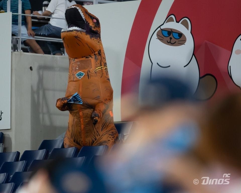 본문 이미지 - NC가 두산과 와일드카드 결정 1차전 시구자로 '공룡좌'를 초청했다.(NC 다이노스 제공)