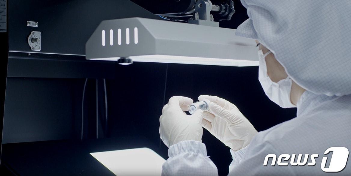 본문 이미지 - 프로톡스 직원이 제품을 검수하고 있다.(프로톡스 제공)