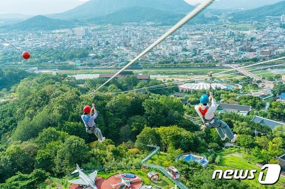 본문 이미지 - 전북 남원시 소재 함파우관광지 내 집와이어 모습.(남원테마파크㈜ 제공)/뉴스1