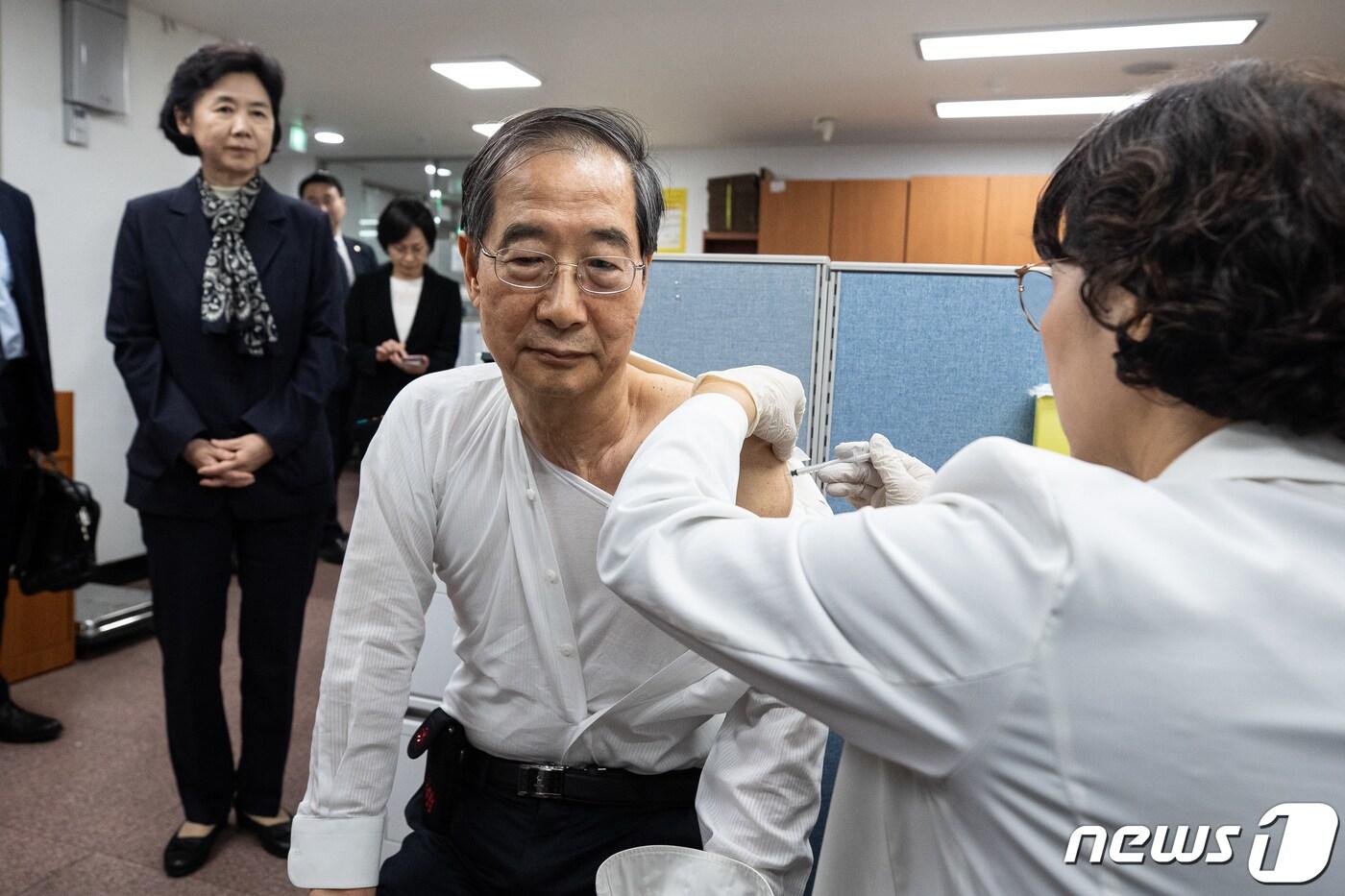 본문 이미지 - 한덕수 국무총리가 19일 서울 종로구보건소에서 코로나19 백신 접종을 받고 있다. 2023.10.19/뉴스1 ⓒ News1 유승관 기자