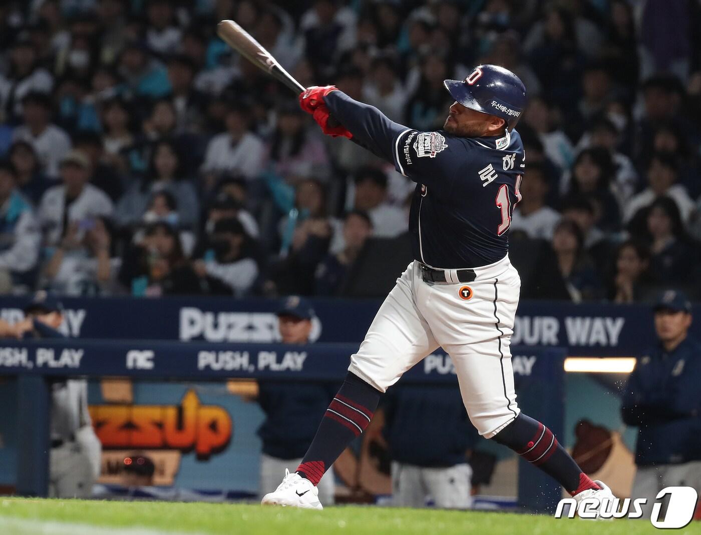 본문 이미지 - 19일 오후 경남 창원NC파크에서 열린 '2023 신한은행 SOL KBO 포스트시즌' 와일드카드 결정전 1차전 NC 다이노스와 두산 베어스의 경기 1회초 1사 1루 상황 두산 로하스가 안타를 치고 있다. 2023.10.19/뉴스1 ⓒ News1 윤일지 기자