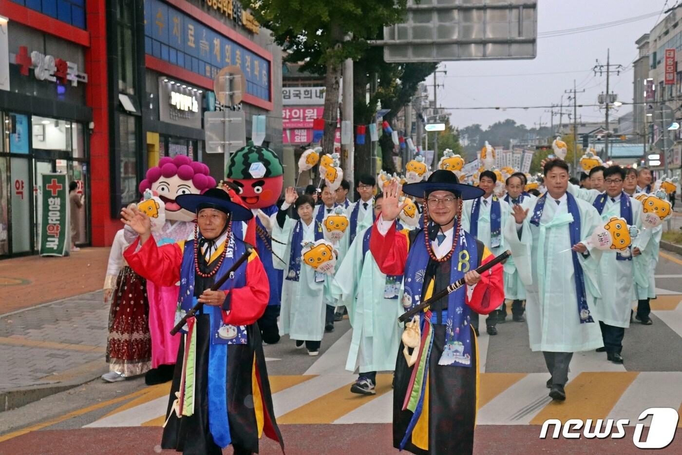본문 이미지 - 전북 고창군의 대표축제인 ‘제50회 고창 모양성제’의 본격 시작을 알리는 흥겨운 거리퍼레이드가 열리며 도시전체가 축제분위기로 후끈 달아 올랐다. 심덕섭 군수(오른쪽)과 임정호 의장이 축제의 시작을 알리는 행진을 하고 있다.(고창군 제공)2023.10.19/뉴스1 
