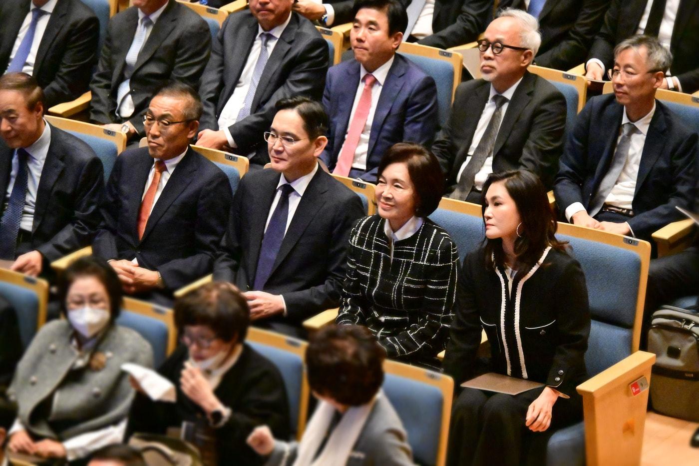 본문 이미지 - 이재용 삼성전자 회장과 홍라희 전 삼성미술관 리움 관장, 이서현 삼성복지재단 이사장이 19일 경기도 용인 삼성전자 인재개발원 콘서트홀에서 열린 '이건희 선대회장 3주기 추모 음악회'에 참석했다.
