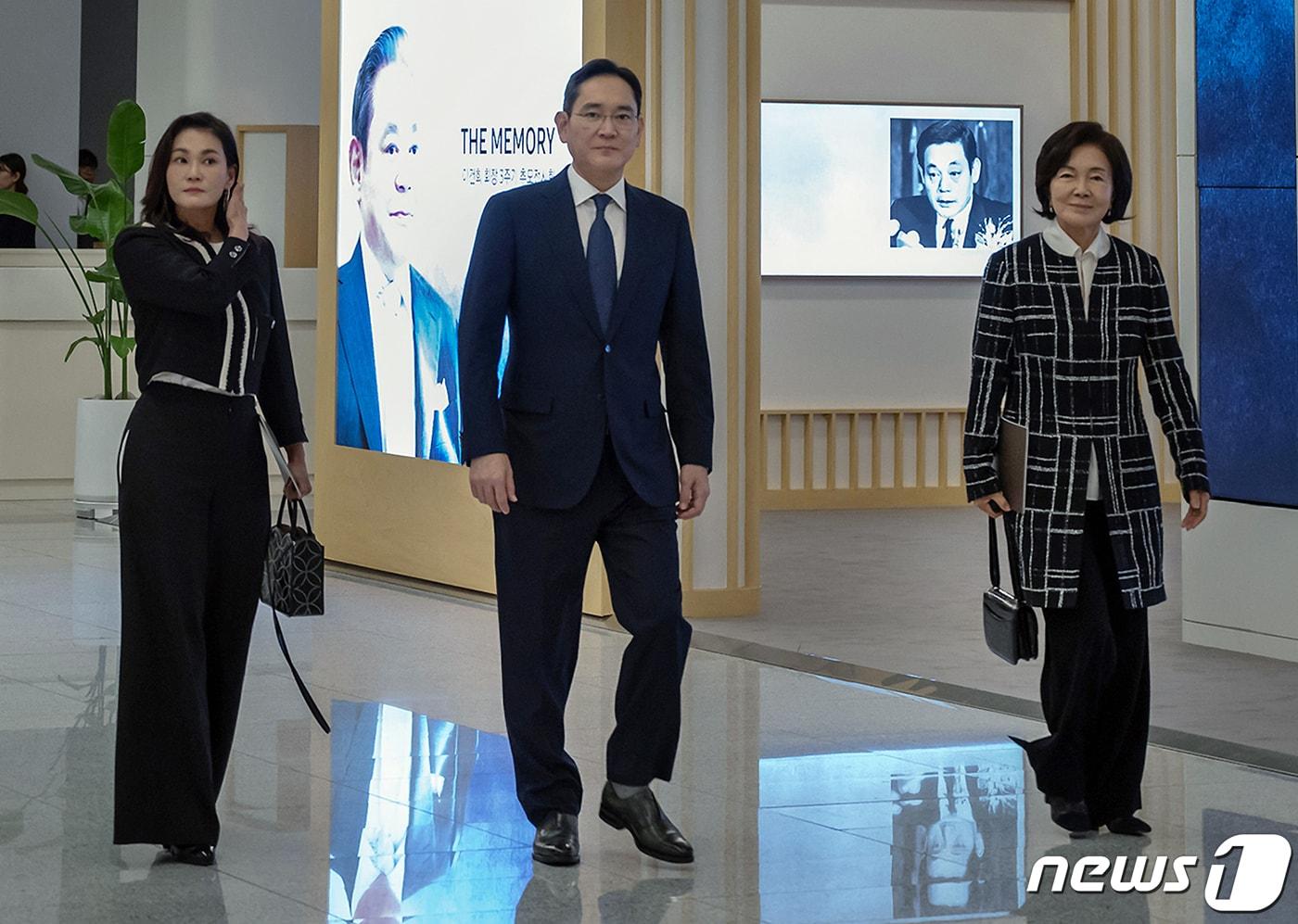 이재용 삼성전자 회장과 홍라희 리움미술관 명예관장, 이서현 삼성물산 전략기획담당 사장 &#40;삼성전자 제공&#41; 2023.10.19/뉴스1