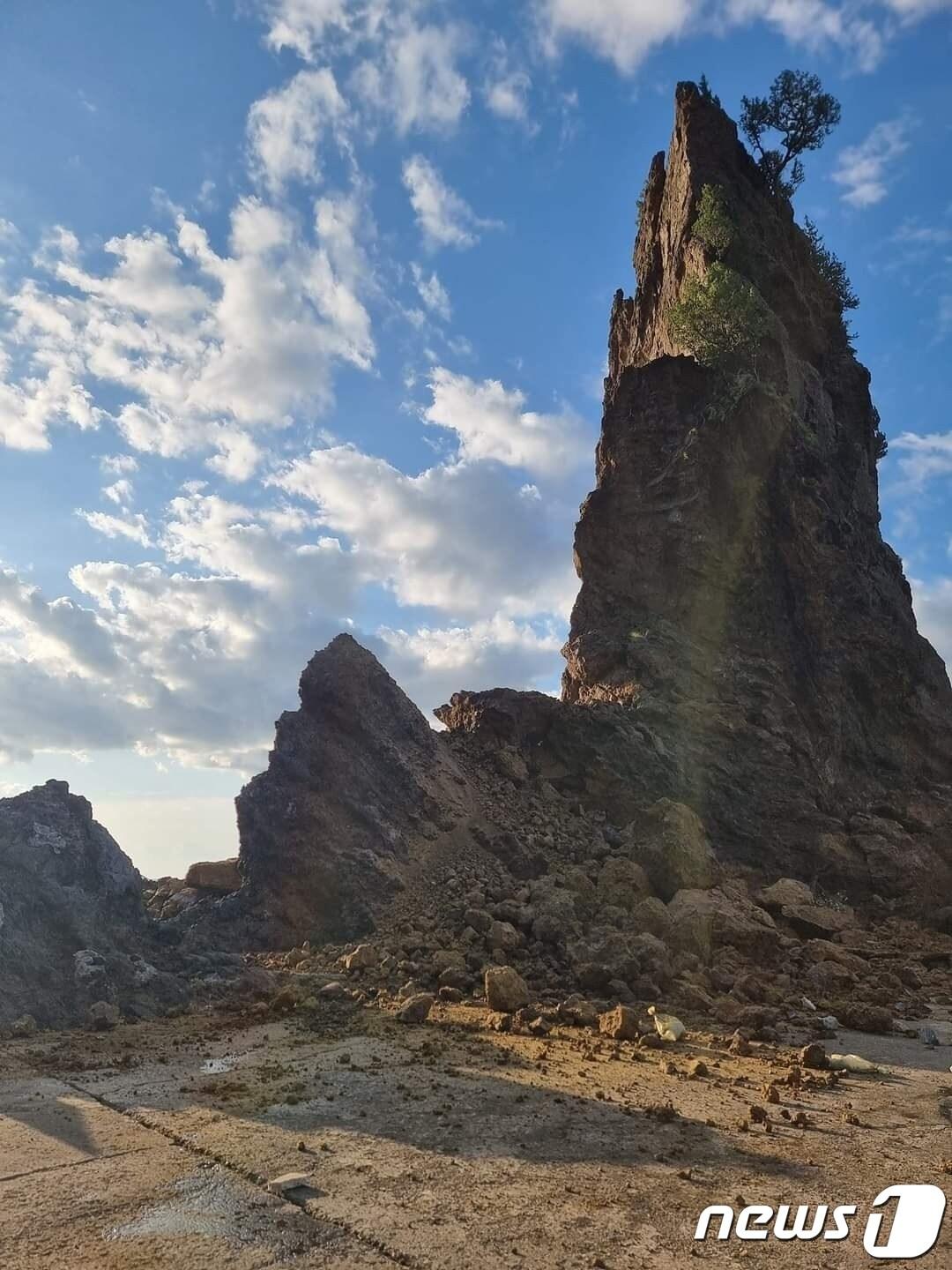 본문 이미지 - 2일 오전 7시쯤 경북 울릉군 서면 남양리 '통구미 거북바위' 머리 부분이 완전히 무너지며 발생한 낙석이 관광객들을 덮쳐 4명이 중경상을 입었다. (남한권 울릉군수 페이스북 갈무리) 2023.10.2/뉴스1