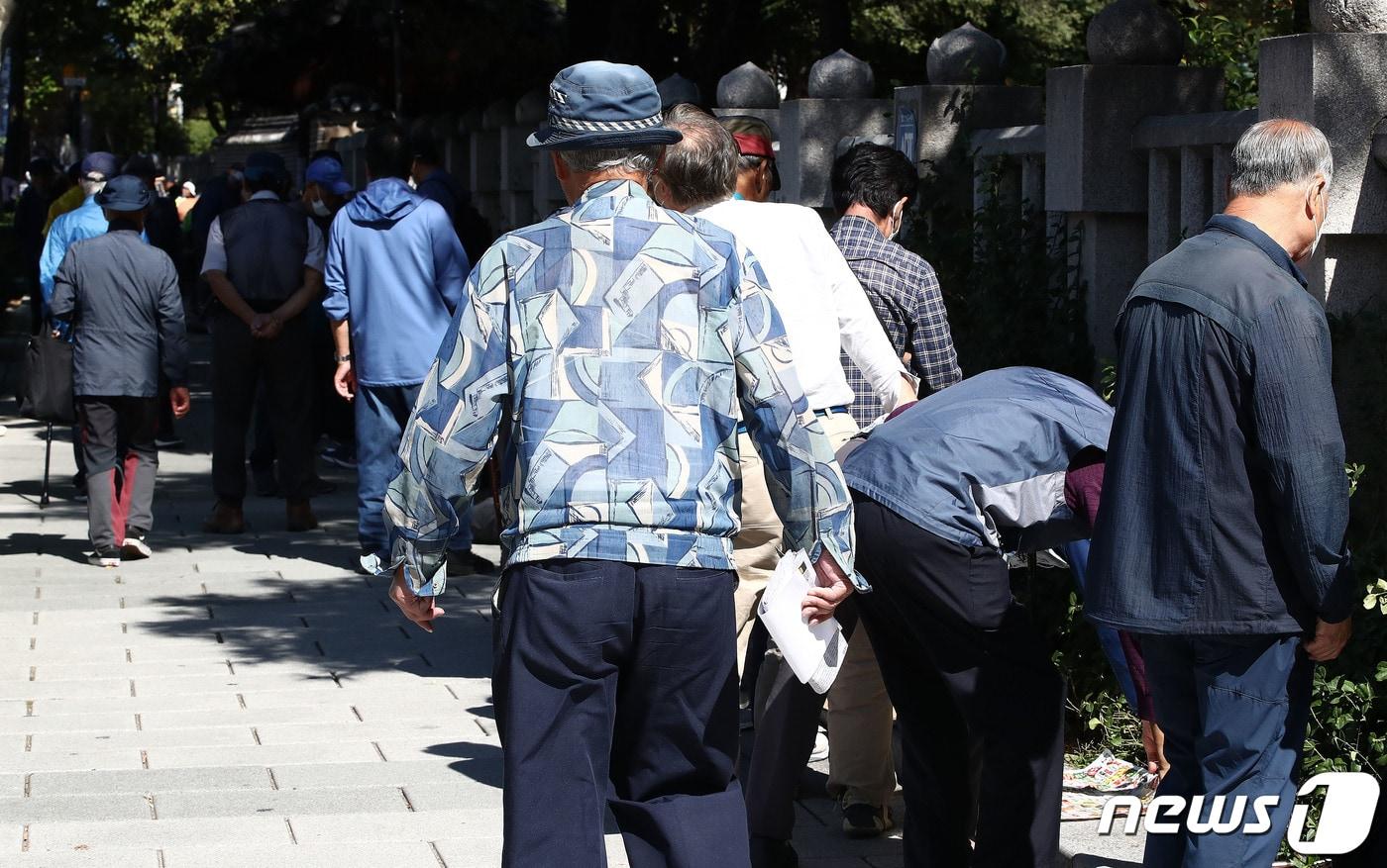 노인의 날인 지난 10월2일 서울 종로구 탑골공원에서 어르신들이 무료급식을 받기위해 줄을 서서 기다리고 있다. 2023.10.2/뉴스1 ⓒ News1 박세연 기자