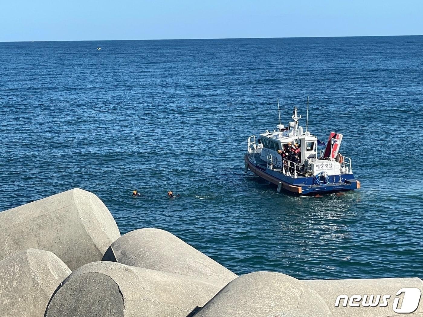 본문 이미지 - 해경이 지난 1일 오후 1시 47분쯤 강원 강릉항 인근에서 40대 남성이 사라졌다는 신고를 받은 가운데, 이틀째 수색작업을 벌이고 있다. &#40;동해해양경찰서 제공&#41; 2023.10.2/뉴스1