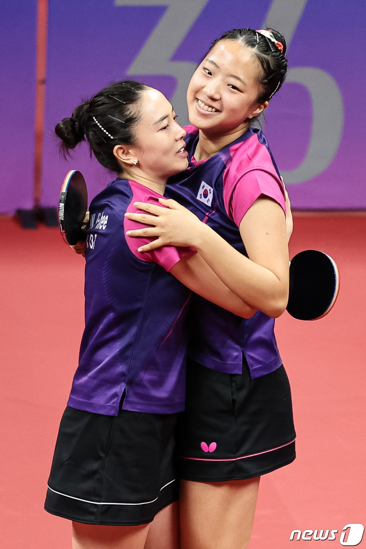 본문 이미지 - 신유빈-전지희 조가 2일 중국 항저우 궁수 캐널 스포츠파크 체육관에서 열린 2022 항저우 아시안게임 탁구 여자 복식 준결승전에서 일본 하리모토 미와-키하라 미유 조를 꺾고 결승행을 확정지은 후 포옹하고 있다. 신유빈-전지희 조는 이날 일본의 하리모토 미와-키하라 미유 조에 4-1(9-11 11-8 11-7 11-7)로 승리, 2002년 부산 아시안게임 서금미-이은실 이후 21년 만에 여자 복식 금메달에 도전한다. 2023.10.2/뉴스1 ⓒ News1 유승관 기자