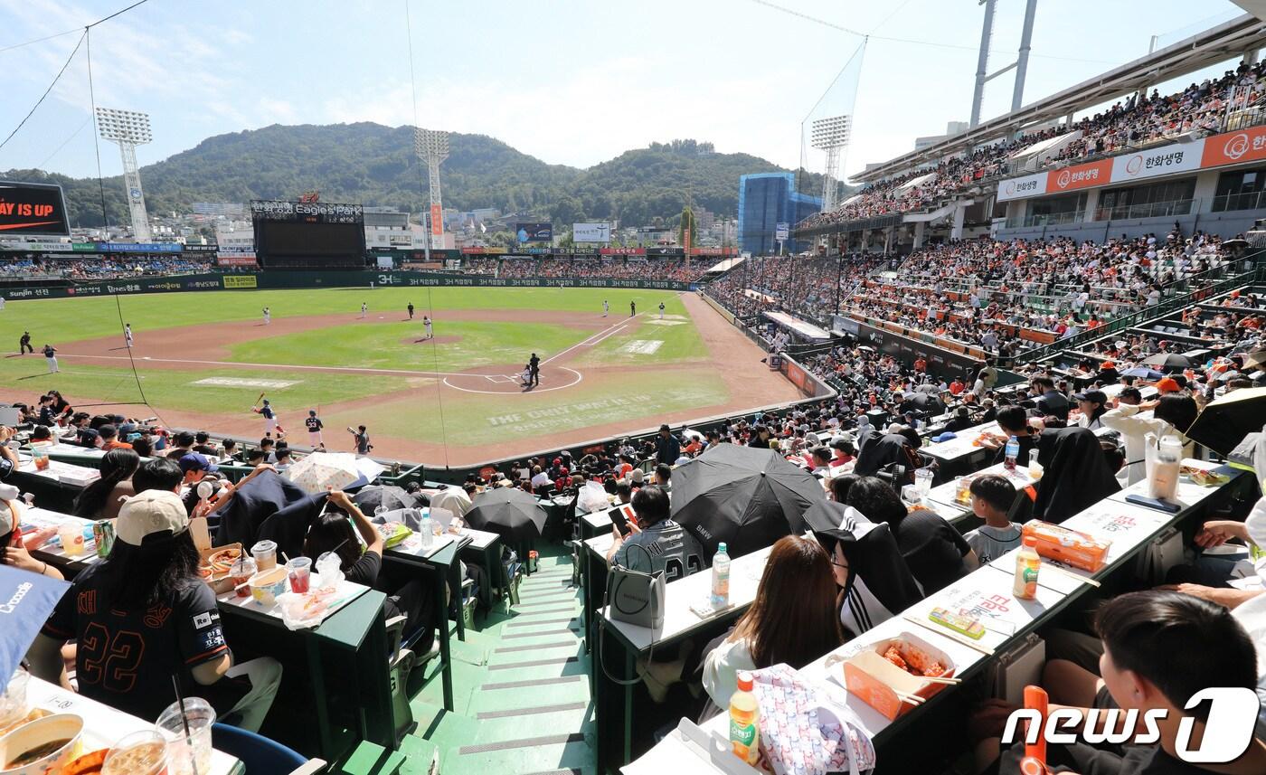 2일 대전 한화생명 이글스파크에서 열린 프로야구 '2023 신한은행 SOL KBO리그' NC 다이노스와 한화이글스 경기를 찾은 야구팬들이 응원을 하고 있다. 2023.10.2/뉴스1 ⓒ News1 김기태 기자