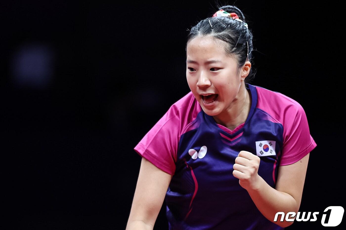 신유빈이 2일 중국 항저우 궁수 캐널 스포츠파크 체육관에서 열린 2022 항저우 아시안게임 탁구 여자 복식 준결승 일본 하리모토 미와-키하라 미유 조와 경기 중 득점에 성공한 후 환호하고 있다. 2023.10.2/뉴스1 ⓒ News1 유승관 기자