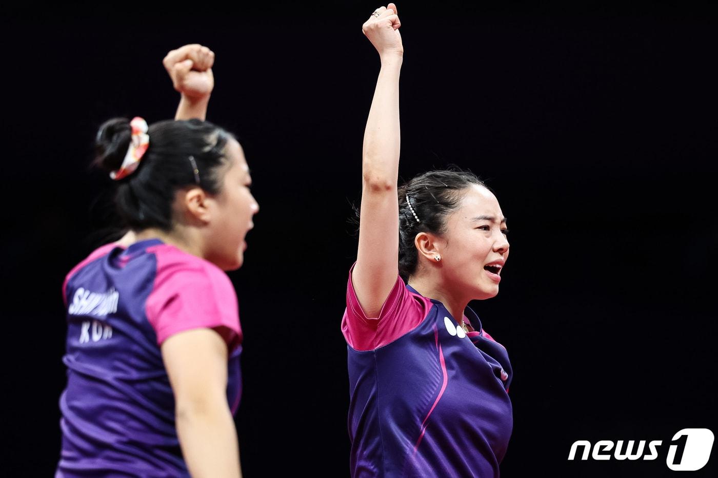 본문 이미지 - 신유빈-전지희 조가 2일 중국 항저우 궁수 캐널 스포츠파크 체육관에서 열린 2022 항저우 아시안게임 탁구 여자 복식 준결승 일본 하리모토 미와-키하라 미유 조와 경기 중 득점에 성공한 후 환호하고 있다. 2023.10.2/뉴스1 ⓒ News1 유승관 기자