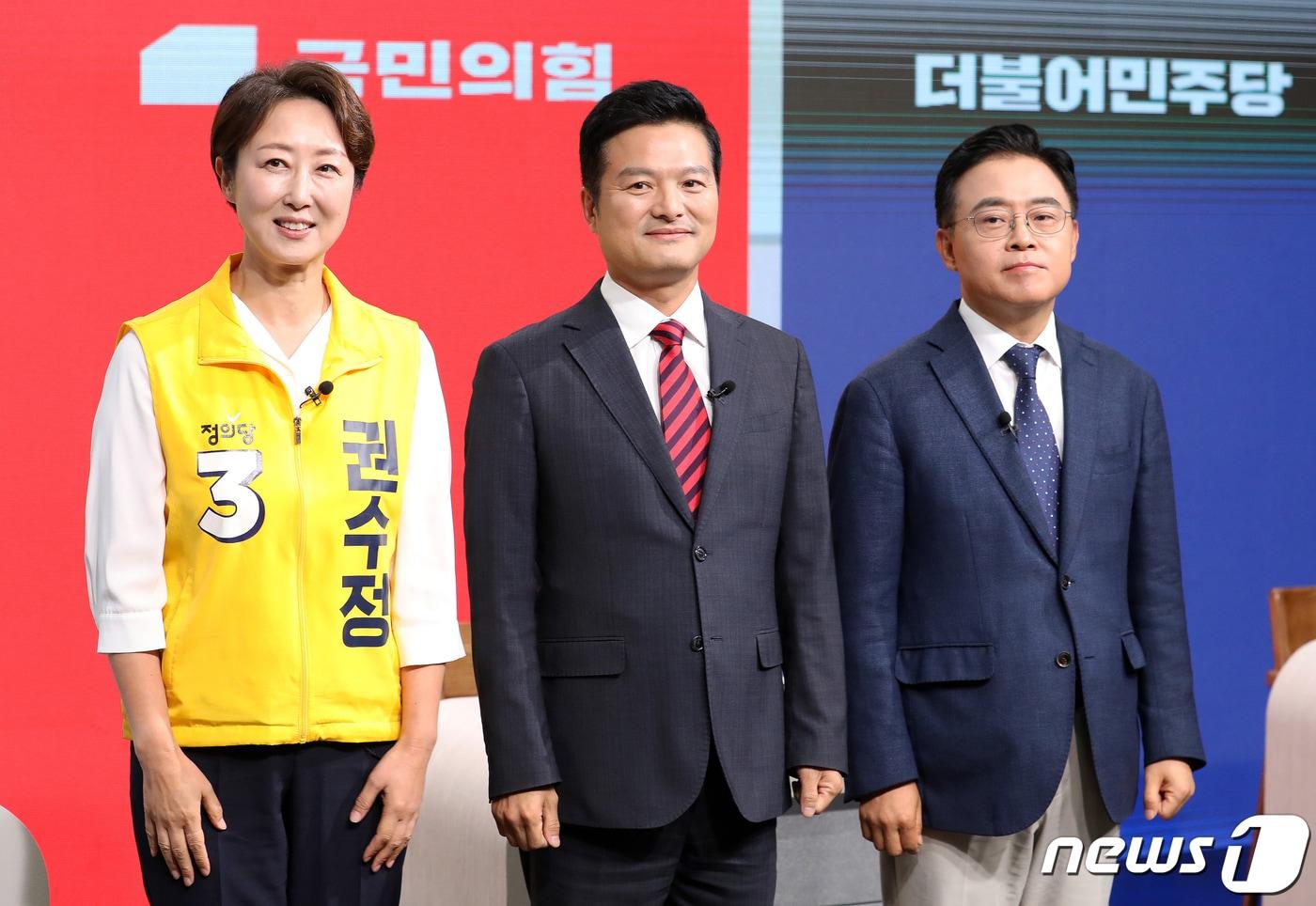 강서구청장 보궐선거에 나선 진교훈 더불어민주당 후보, 김태우 국민의힘 후보, 권수정 정의당 후보(오른쪽부터)가 2일 서울 강서구 SK브로드밴드 스튜디오에서 열린 TV 토론회에서 기념촬영을 하고 있다. (공동취재) 2023.10.2/뉴스1 ⓒ News1 황기선 기자